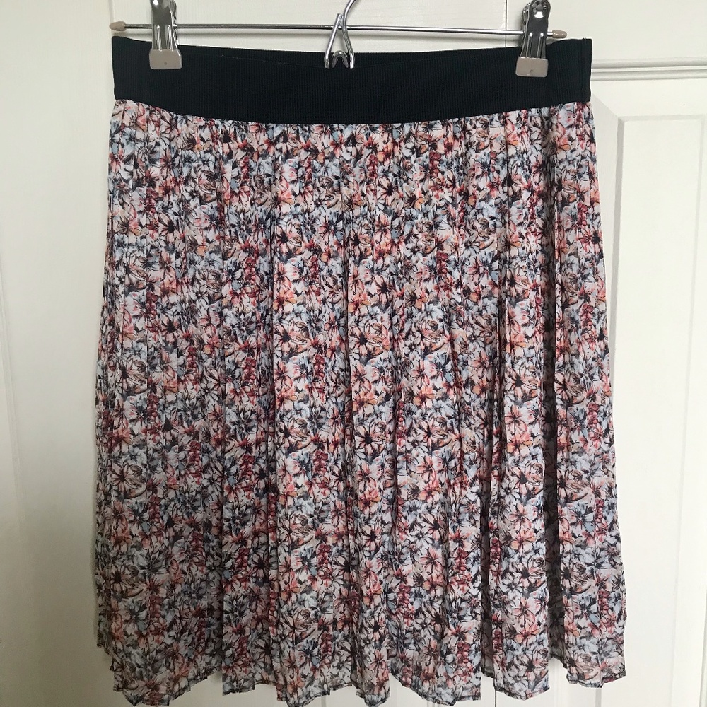 LOFT Pleated Skirt Sz Small